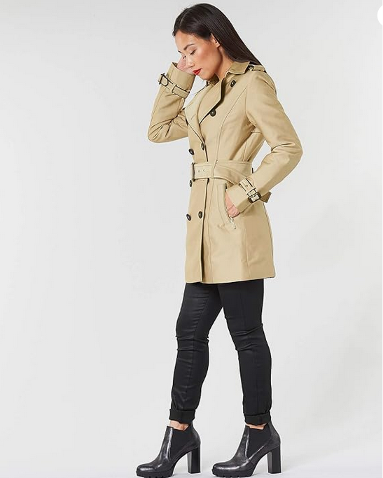 Manteau boutonné et ceinturé