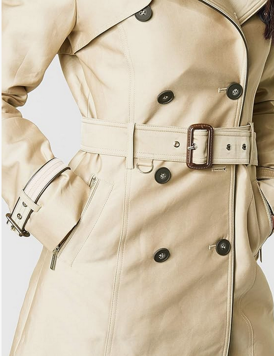 Manteau boutonné et ceinturé